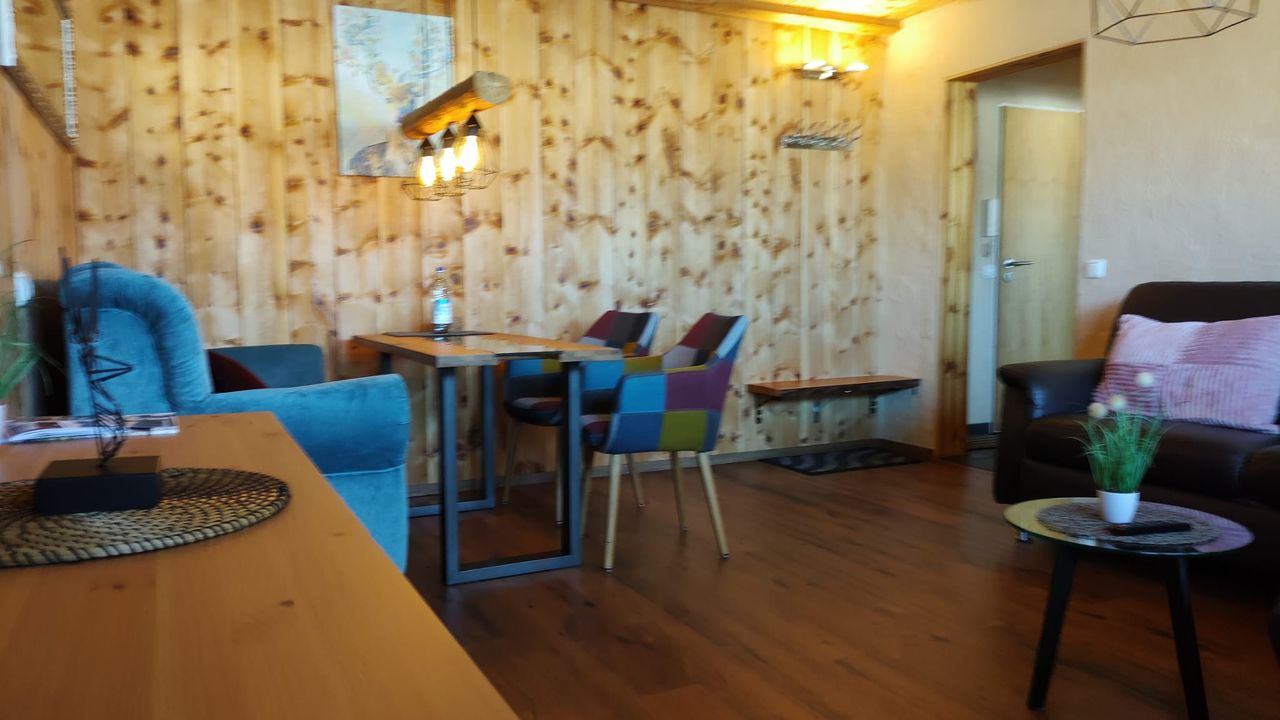 Zirbenholz Wohnzimmer in Modernen Hütten Still. Zirbenholz Wohnzimmer in Modernen Hütten Still.